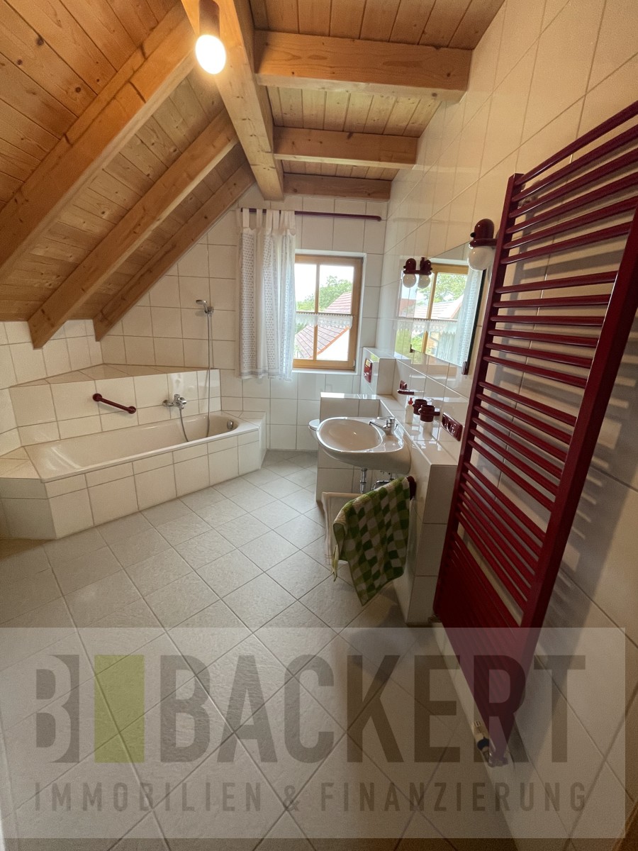 Badezimmer mit Badewanne und Dusche Einfamilienhaus Weismain