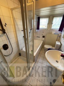 Badezimmer im DG Ger�umiges Zweifamilienhaus im Herzen von Weismain.