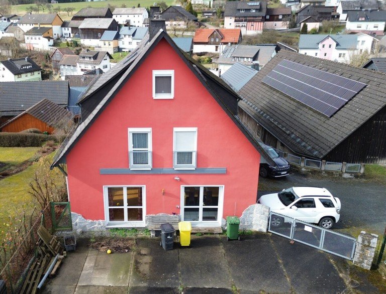 Seitenansicht Steinwiesen / Nurn Einfamilienhaus Ger�umiges Wohnhaus mit bis zu drei Einheiten, Garagen und Lagerhalle!