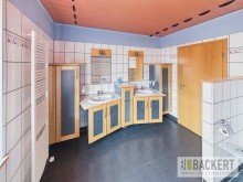Badezimmer EG Ger�umiges Wohnhaus mit bis zu drei Einheiten, Garagen und Lagerhalle!