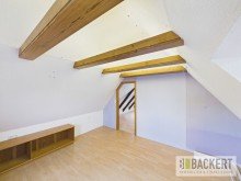 Schlafzimmer DG Ger�umiges Wohnhaus mit bis zu drei Einheiten, Garagen und Lagerhalle!