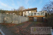 Zufahrt zu den Garagen Renovierungsbed�rftiges Einfamilienhaus mit Ausbaureserve in Traumlage von Burghaig