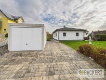 Ansicht Sra�enseite Neuwertiger Winkelbungalow in begehrter Wohnlage - energieeffizient & gepflegt