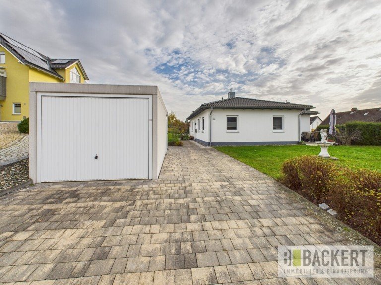 Ansicht Sra�enseite Burgkunstadt Bungalow Neuwertiger Winkelbungalow in begehrter Wohnlage - energieeffizient & gepflegt