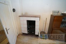 Kaminofen im EG Sanierungsbed�rftiges Zweifamilienhaus mit Einliegerwohnung in Hanglage von Bad Berneck.