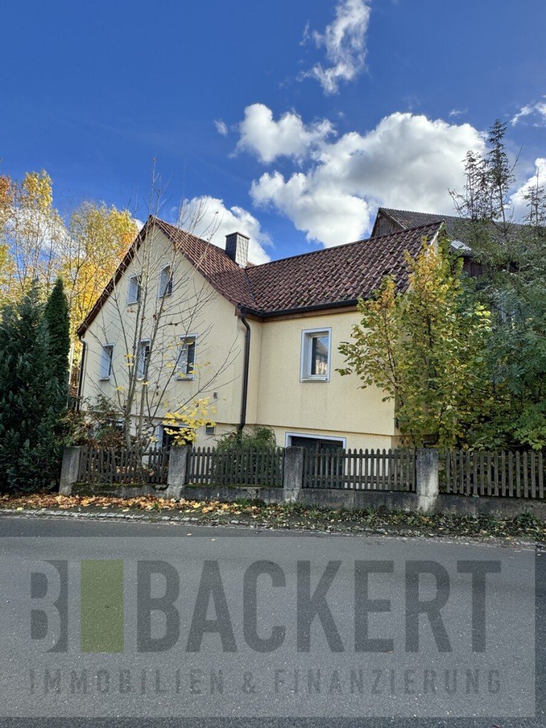 Ansicht Stra�enseite Altenkunstadt Einfamilienhaus Sanierungs-Schn�ppchen in Altenkunstadt - Maineck: Liebe auf den zweiten Blick!