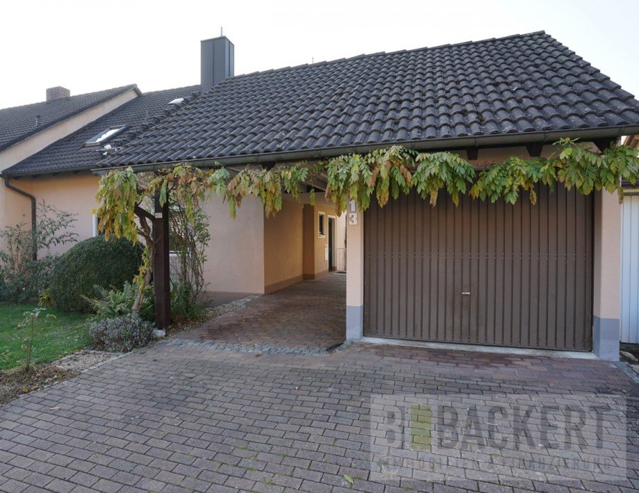Ansicht Stra�ernseite mit Garage Doppelhaush�lfte Weismain