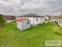 Seitenansicht Neuwertiger Winkelbungalow in begehrter Wohnlage - energieeffizient & gepflegt