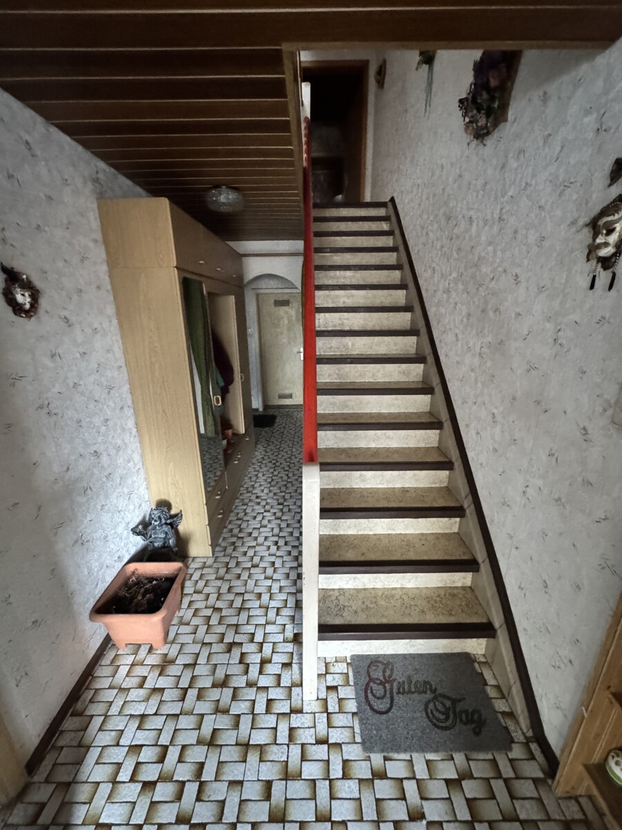 Flurbereich mit Treppenhaus EG Doppelhaush�lfte Aufse�