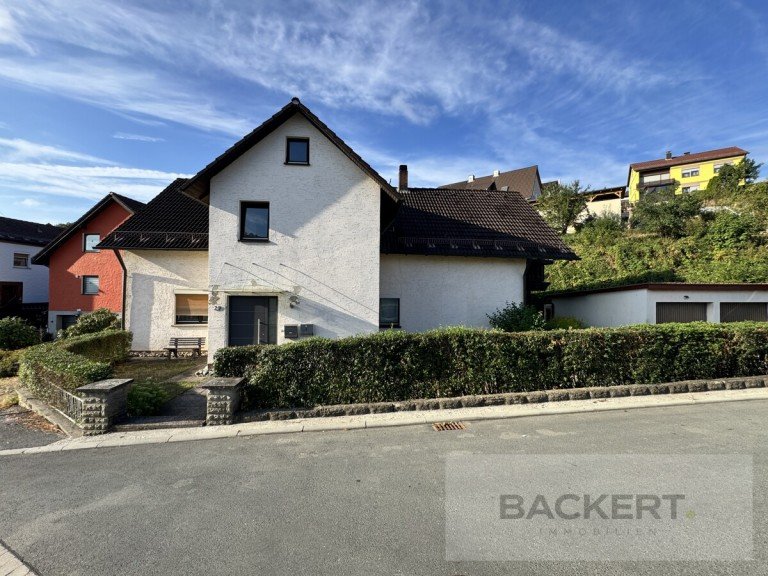 Stra�enansicht Untersteinach Zweifamilienhaus Ger�umiges Ein- bis Zweifamilienhaus im Herzen von Untersteinach