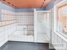 Badezimmer EG Ger�umiges Wohnhaus mit bis zu drei Einheiten, Garagen und Lagerhalle!