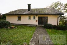 Ansicht Stra�enseite Einfamilienhaus mit Einliegerwohnung und fantastischem Fernblick!