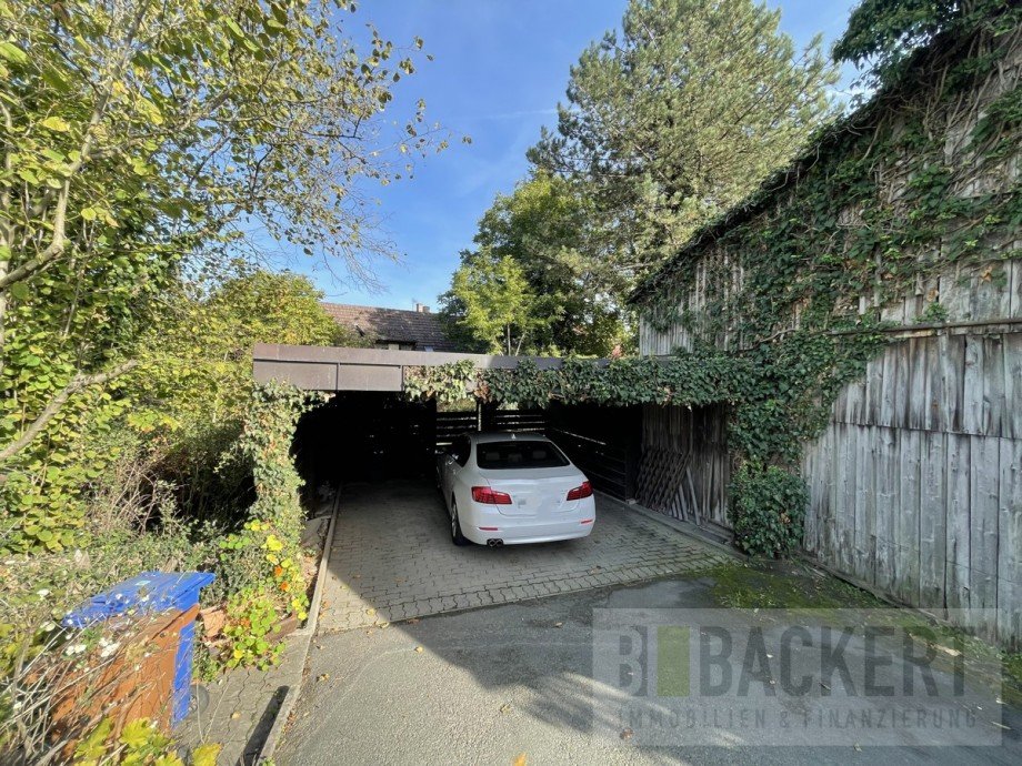 Carport und angrenzende Scheune Landhaus Trebgast