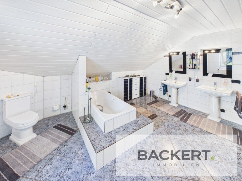 Badezimmer Dachgeschoss Wohnhausanbau Zweifamilienhaus Wiesau / Sch�nhaid