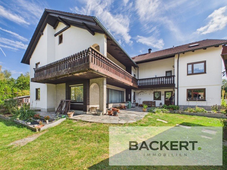 Gartenbereich mit Terrassen Wiesau / Sch�nhaid Zweifamilienhaus Ein Grundst�ck, zwei Einheiten und jede Menge Platz! Ideal als Mehrgenerationenhaus