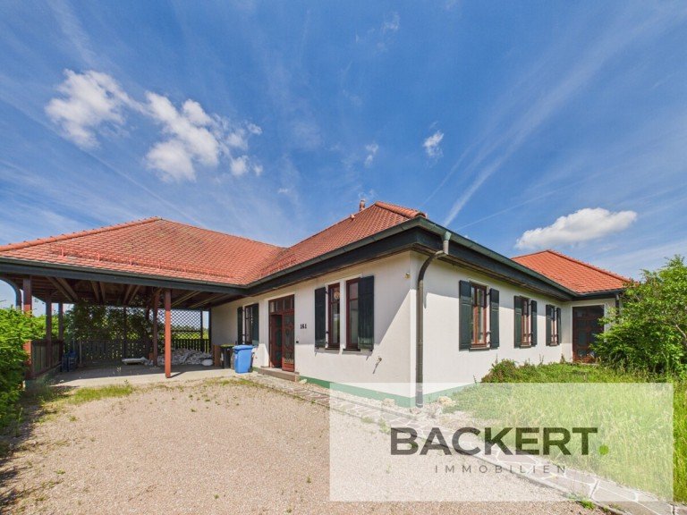 Ansicht Hofbereich Hollfeld / Kr�gelstein Bungalow Architektenbungalow im Landhausstil mit Liebe zum Detail!