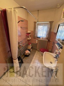 Badezimmer EG Ger�umiges Zweifamilienhaus im Herzen von Weismain.