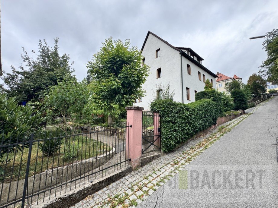 Seitenansicht Stra�enseite Mehrfamilienhaus Hersbruck