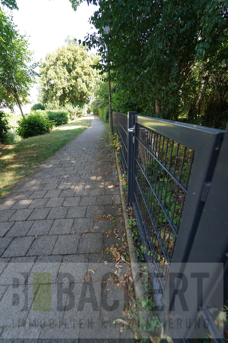Einz�unung zum Fu�weg Bungalow Altenkunstadt