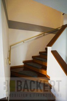 Treppenhaus Mit dem Koffer einziehen! Gro�e Doppelhaush�lfte mit Einliegerwohnung in toller Wohnlage von Weismain.