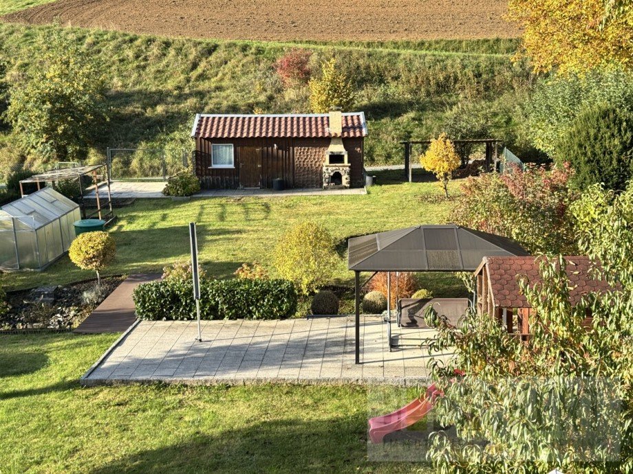 Gartenbereich mit Gartenhaus Zweifamilienhaus Weismain