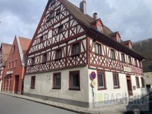Seitenansicht Hauptstra�e Ein St�ck fr�nkische Geschichte! Historisches Gasthaus inmitten des Luftkurortes Waischenfeld.