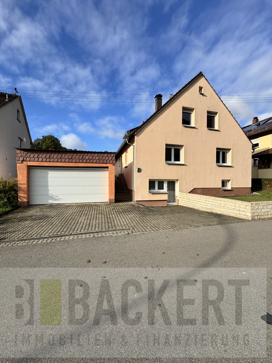 Ansicht Stra�enseite Zweifamilienhaus Weismain