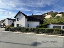 Stra�enansicht Ger�umiges Ein- bis Zweifamilienhaus im Herzen von Untersteinach
