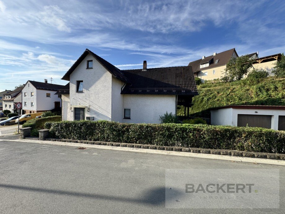 Stra�enansicht Zweifamilienhaus Untersteinach