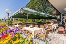Biergarten Etabliertes Gasthaus mit Fremdenzimmern, Nebengeb�ude und viel Grund sucht Wirtsleute!