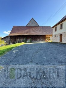 Vorderer Hofbereich Einzigartiges landwirtschaftliches Anwesen 
- Wohnhaus, Scheunen und noch viel mehr!