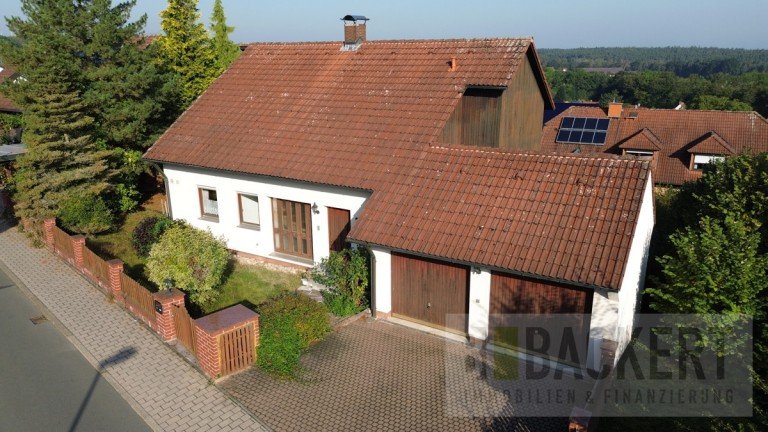 Luftaufnahme Stra�enseite Bayreuth Einfamilienhaus Gro�es Wohnhaus mit Einliegerwohnung und tollem Garten in BT-Oberpreuschwitz!