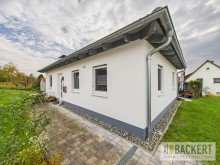 Seitenansicht Neuwertiger Winkelbungalow in begehrter Wohnlage - energieeffizient & gepflegt
