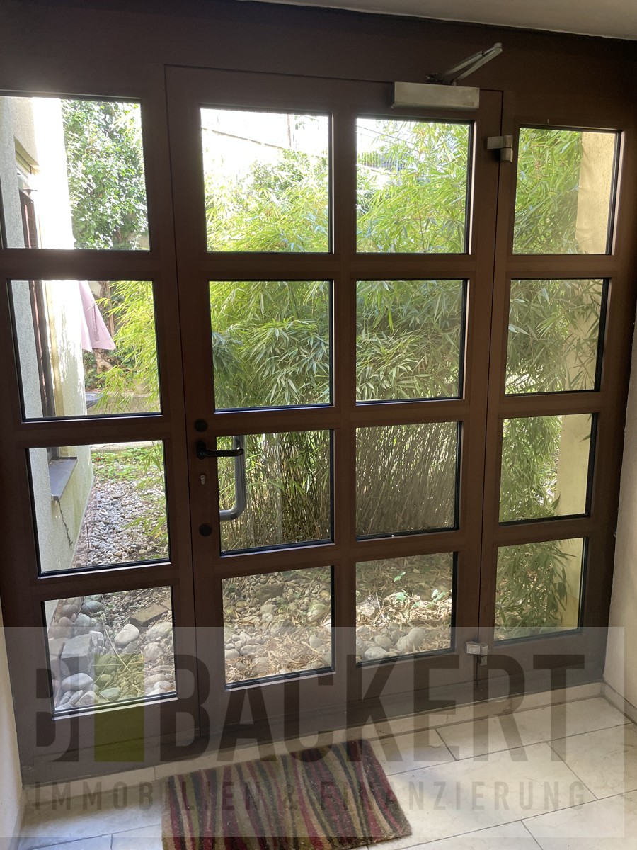 Blick vom Treppenhaus in den begr�nten Innenhof Etagenwohnung M�nchen