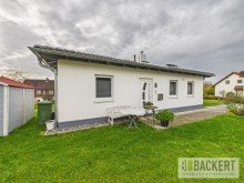 Seitenansicht Neuwertiger Winkelbungalow in begehrter Wohnlage - energieeffizient & gepflegt