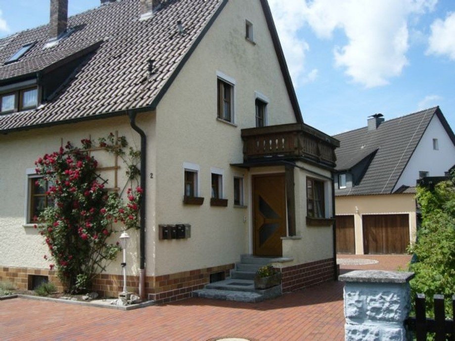 Eingangsbereich und Stellpl�tze Dachgeschosswohnung Kulmbach