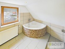Badezimmer DG Ger�umiges Wohnhaus mit bis zu drei Einheiten, Garagen und Lagerhalle!