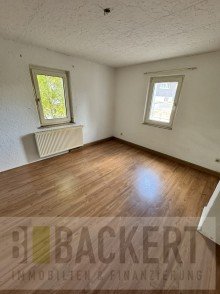 Schlafzimmer DG Sanierungs-Schn�ppchen in Altenkunstadt - Maineck: Liebe auf den zweiten Blick!