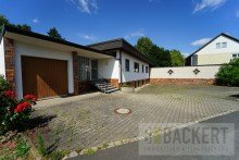 Ansicht Stra�enseite mit Stellpl�tzen Praxis, B�ro oder doch Nutzung als Wohnhaus! 
Bungalow in Toplage von Altenkunstadt