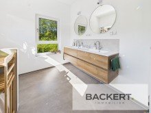 Badezimmer Haus 2 Diskret. Gr�n. Grenzenlos. 
Traumanwesen mit zwei hochwertigen Wohneinheiten