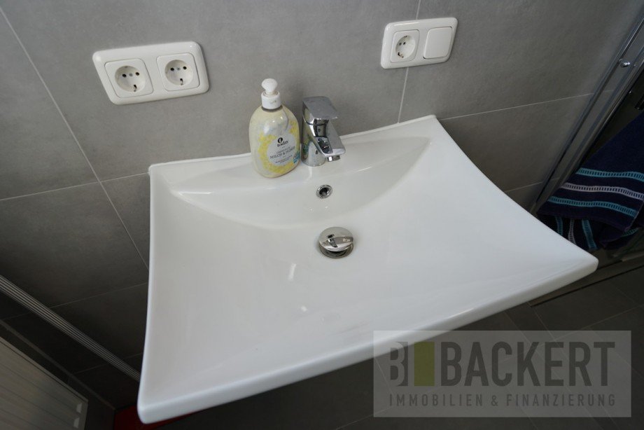 Waschbecken Doppelhaush�lfte Michelau in Oberfranken / Neuensee