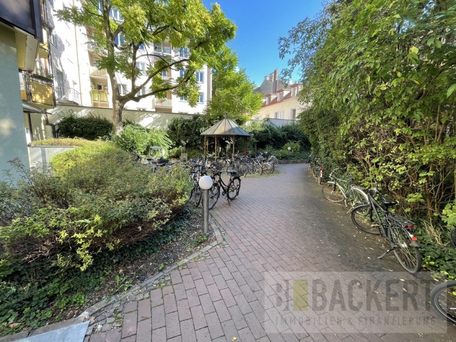 Innenhof mit Pavillon und Sitm�glichkeiten Etagenwohnung M�nchen