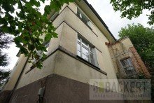 Seitenansicht Sanierungsbed�rftiges Zweifamilienhaus mit Einliegerwohnung in Hanglage von Bad Berneck.