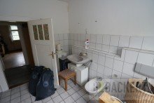 Badezimmer EG Sanierungsbed�rftiges Zweifamilienhaus mit Einliegerwohnung in Hanglage von Bad Berneck.