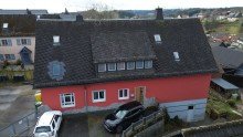 Luftaufnahme Ger�umiges Wohnhaus mit bis zu drei Einheiten, Garagen und Lagerhalle!