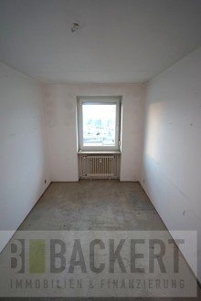 Kinderzimmer/B�ro Renovierungsbed�rftige 3-Zimmer-Wohnung �ber den D�chern von Lichtenfels!