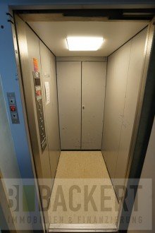 Aufzug Wohnanlage Renovierungsbed�rftige 3-Zimmer-Wohnung �ber den D�chern von Lichtenfels!