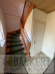 zentrales Treppenhaus Ger�umiges Zweifamilienhaus im Herzen von Weismain.