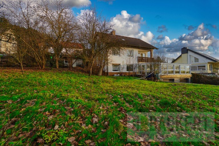 Ansicht Stra�enseite Kulmbach Einfamilienhaus Renovierungsbed�rftiges Einfamilienhaus mit Ausbaureserve in Traumlage von Burghaig