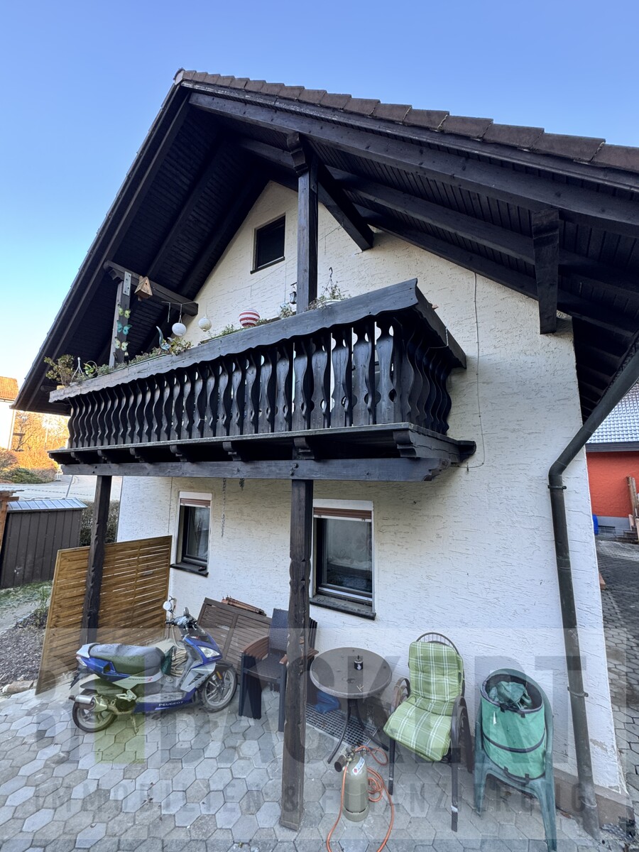 Seitliche Hausansicht Zweifamilienhaus Untersteinach